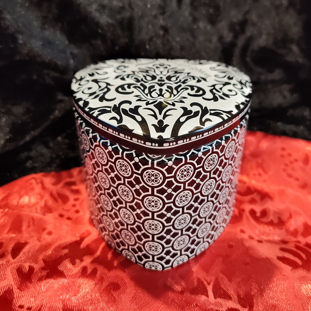 Black and White Heart-Shaped Watch Decorative Box